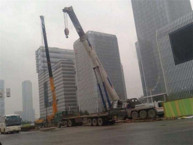 七星区“自动找平”—— 吊车的 “平地神器” 技术